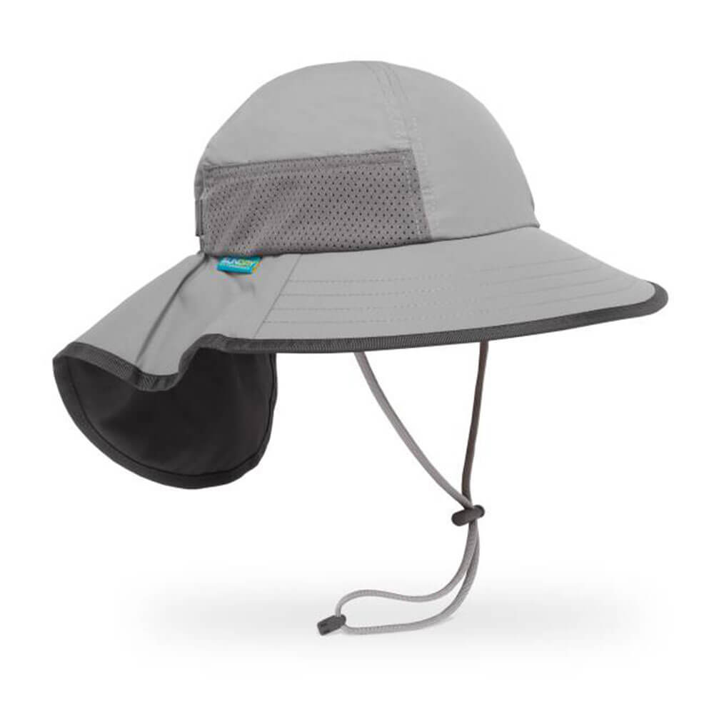 Crianças brincam de chapéu